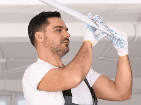 Schnelle und saubere Installation: Unser erfahrenes Team montiert Ihre LED-Lösungen effizient und ohne lange Betriebsunterbrechungen. Wartung und Support: Regelmäßige Wartungen und einen schnellen Reparaturservice für dauerhafte Lichtqualität. Nachhaltige Lösungen: Langlebige LED-Technologie spart Kosten und schont die Umwelt. Installation von LED-Lichttechnik / Service / Wartung. LED-Beleuchtung für Industrie und Gewerbe. LED-Hallenbeleuchtung für Industrie