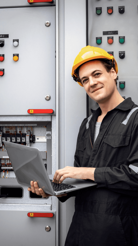 Betriebselektriker bei einer elektrischen Prüfung von Anlagen und Betiebsmitteln