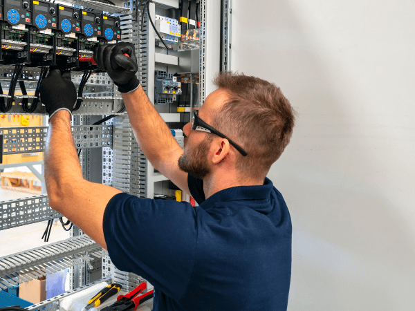 Durchführung eines E-CHECKs durch einen fachkundigen Elektrofachmann