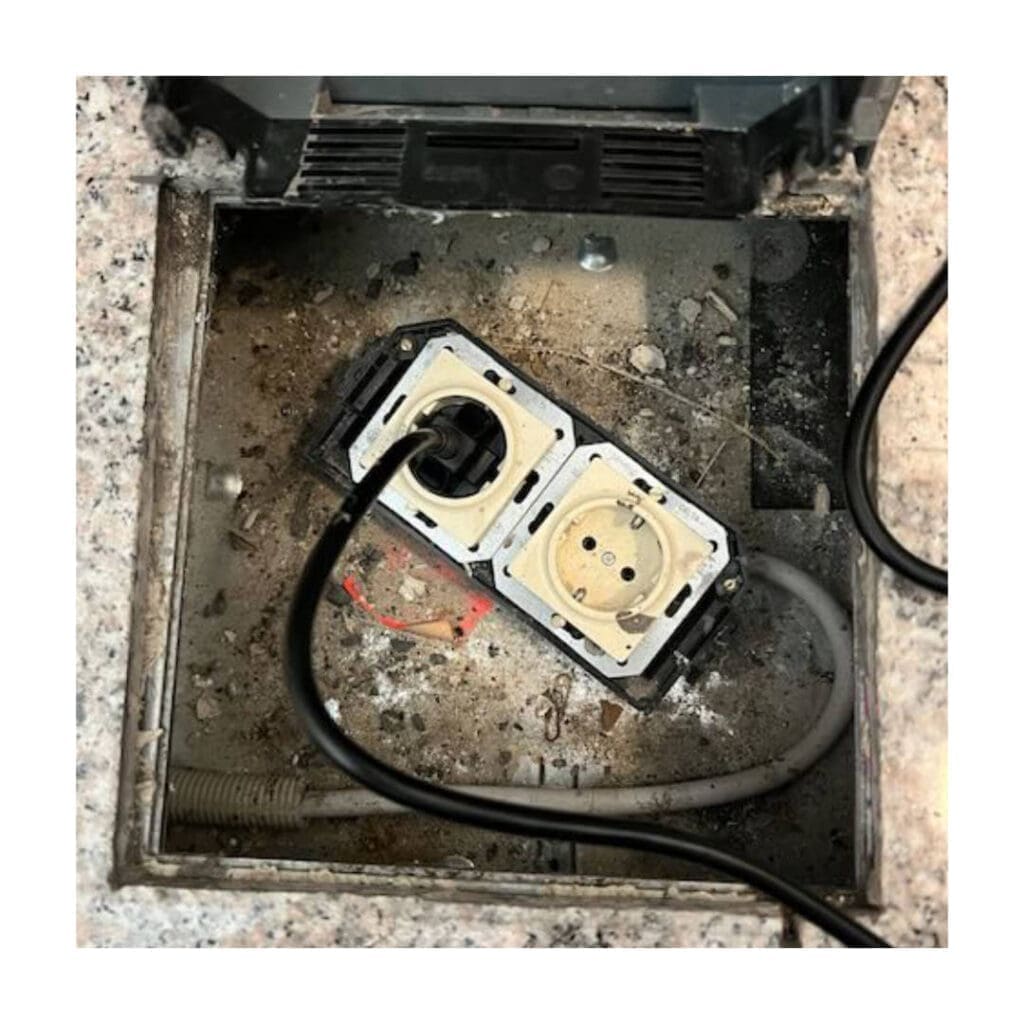 Warum der E-CHECK Pflicht ist: Unsachgemäße Steckdosenmontage.