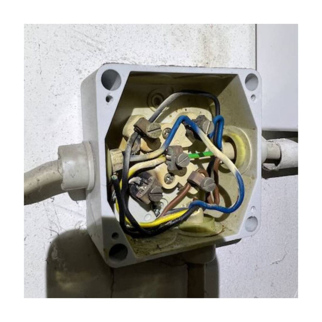 Wer darf den E-CHECK durchführen? Durchführung nur durch speziell geschulte und zertifizierte Innungsfachbetriebe. Hier: Unsachgemäßer Anschluss