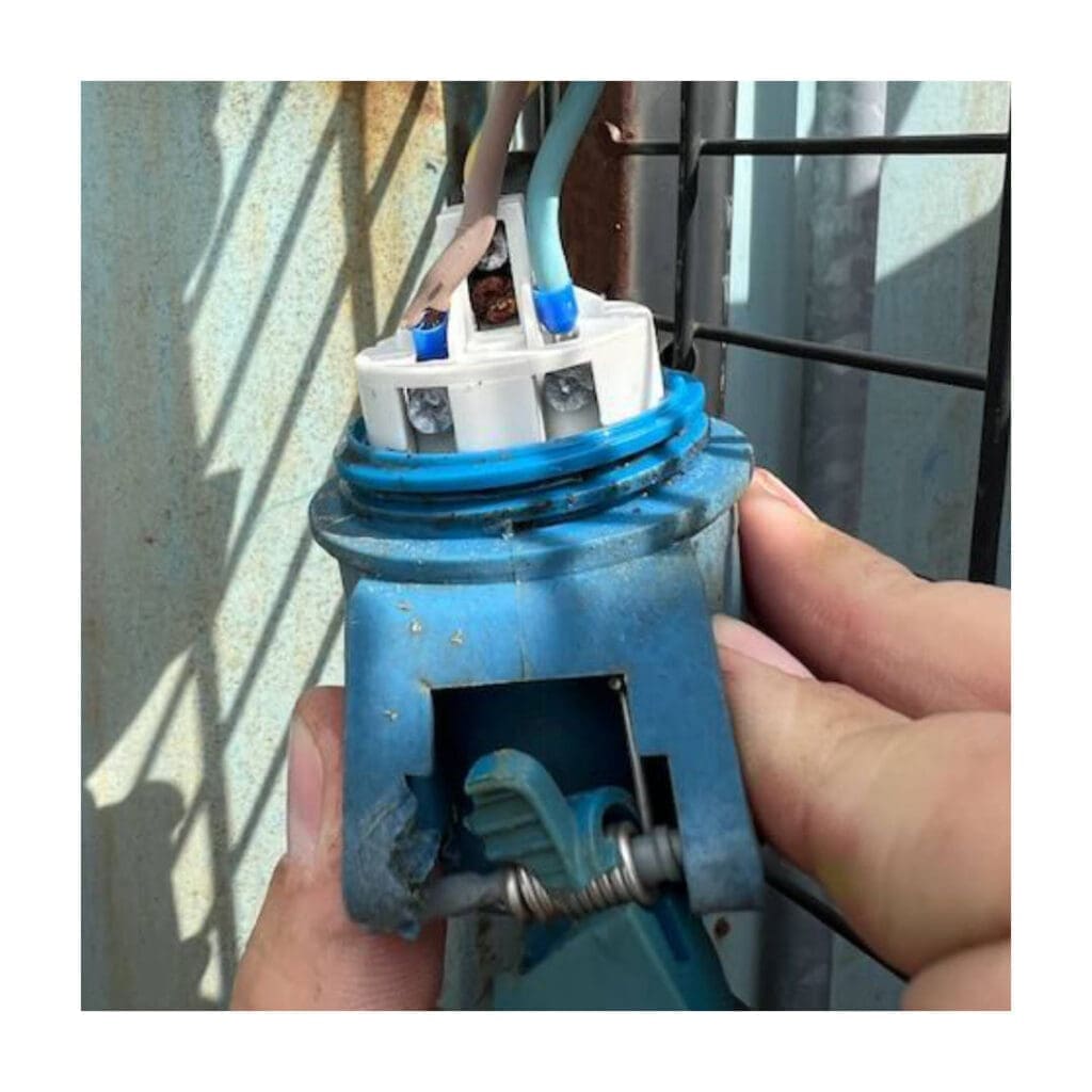 Ist ein E-CHECK gesetzliche vorgeschrieben? E-CHECK Pflicht. Hier: Defekte Steckdose – Brandgefahr!